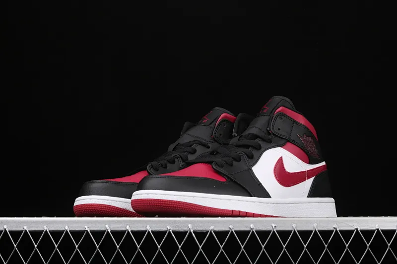 All categories Air Jordan Jordan series basketball shoes Air Jordan 1 Mid Air Jordan 1 Mid AJ1 Joe 1 black and red toe Zhongbang series basketball shoes 554724-066